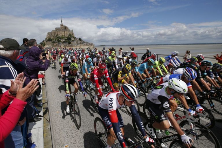 Peter Sagan začal Tour de France tretím miestom, špurt poznačil pád