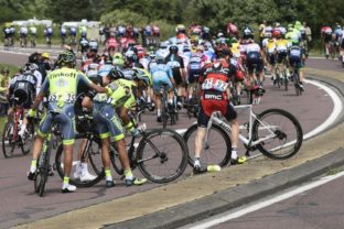 Peter Sagan začal Tour de France tretím miestom, špurt poznačil pád
