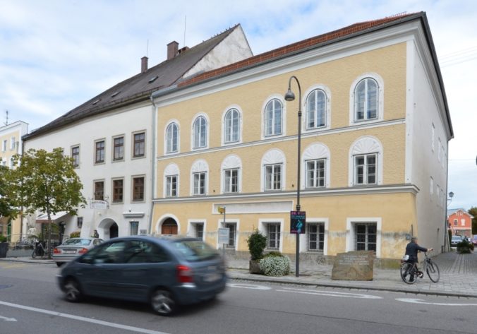 Rakúsko chce vyvlastniť Hitlerov rodný dom, vábi neonacistov
