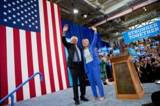 Sanders podporil Clintonovú, vo voľbách jej daruje svoj hlas