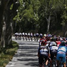 Skrátenú 12. etapu na záver oživil líder Tour de France