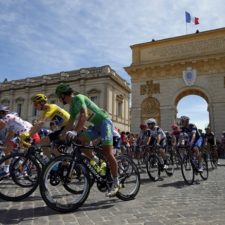 Skrátenú 12. etapu na záver oživil líder Tour de France