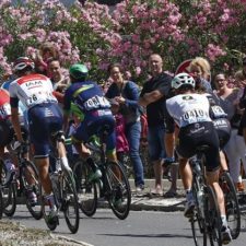 Skrátenú 12. etapu na záver oživil líder Tour de France