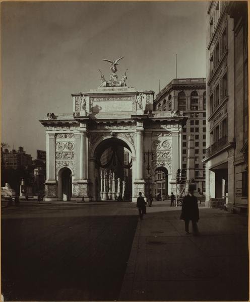 The victory arch on fifth avenue and 25th street 1918.jpg