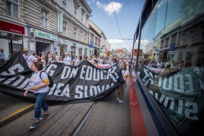V Bratislave protestujú stovky učiteľov