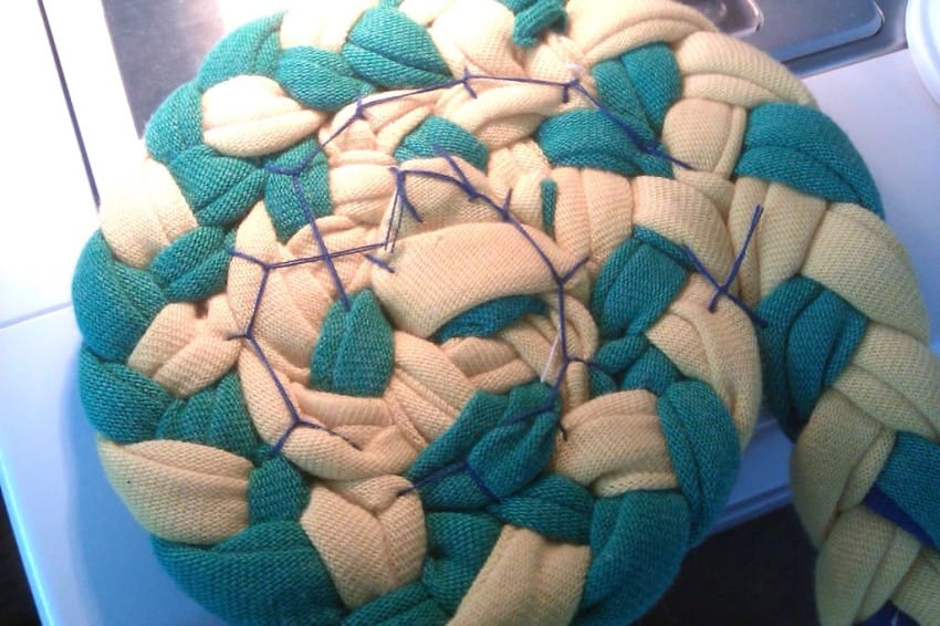 Vyrobte si tento krásny koberček pomocou starých tričiek!