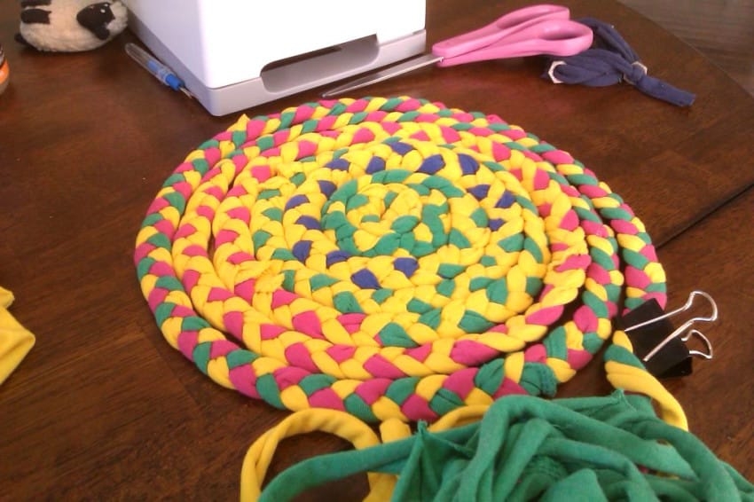 Vyrobte si tento krásny koberček pomocou starých tričiek!