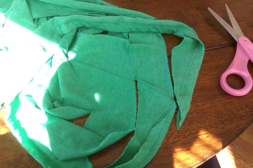 Vyrobte si tento krásny koberček pomocou starých tričiek!