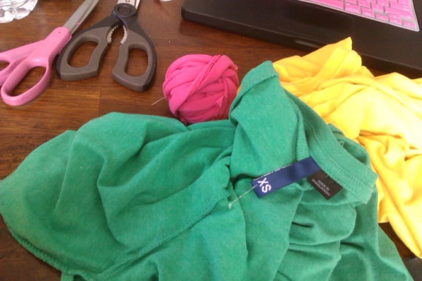 Vyrobte si tento krásny koberček pomocou starých tričiek!