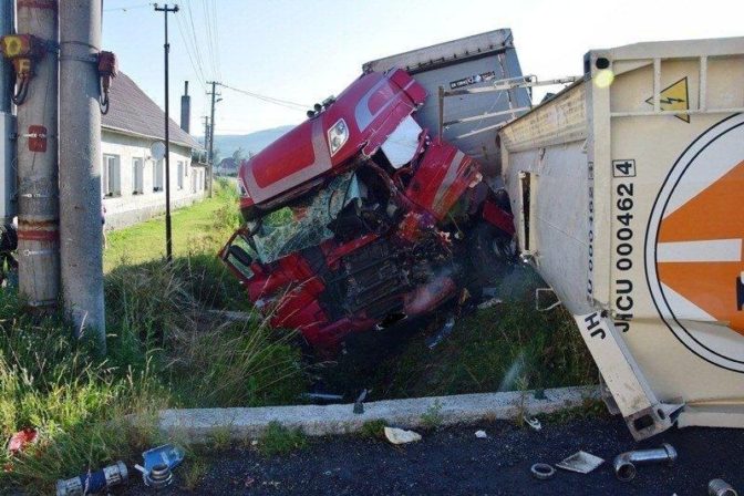 Zrážku kamiónov neprežil jeden vodič
