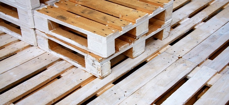 12 paliet nafarbil na čierno a vytvoril super posedenie