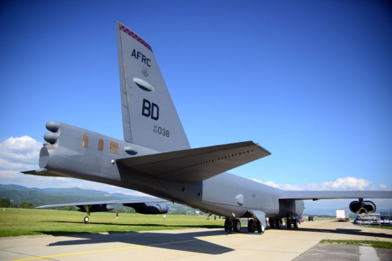 Bombardér B 52