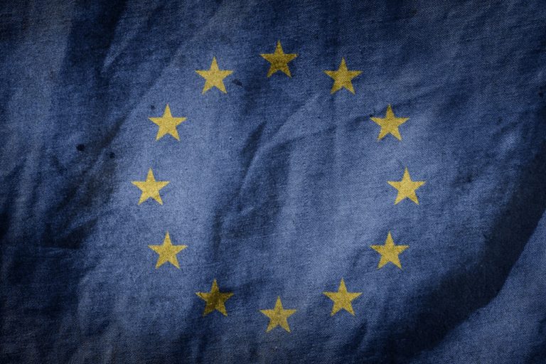 EÚ