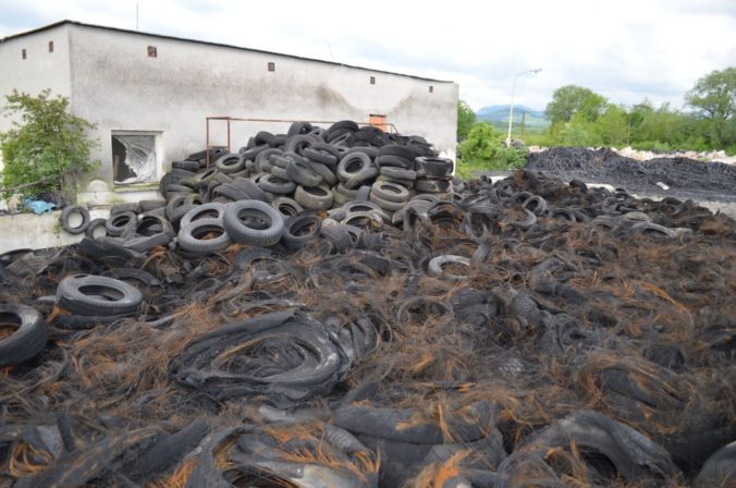 Milan podpálil 300 ton pneumatík, hrozí mu až osem rokov