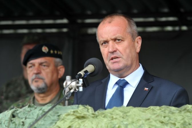 Minister Gajdoš odovzdal vojakom nové autá