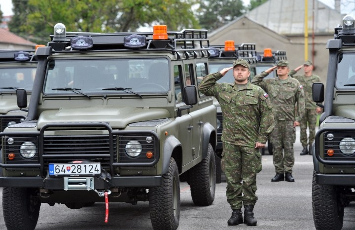Minister Gajdoš odovzdal vojakom nové autá
