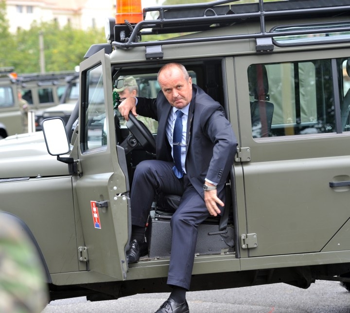 Minister Gajdoš odovzdal vojakom nové autá