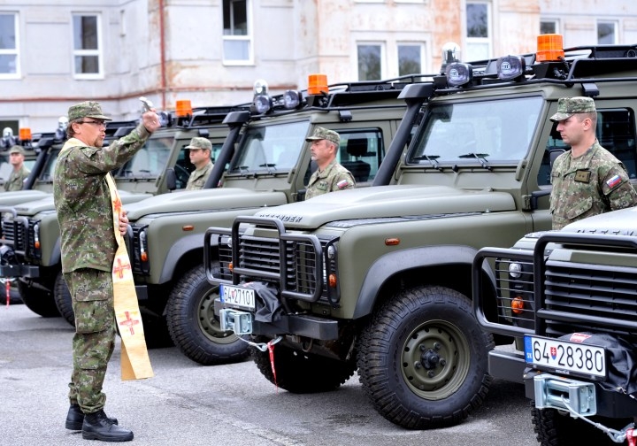 Minister Gajdoš odovzdal vojakom nové autá