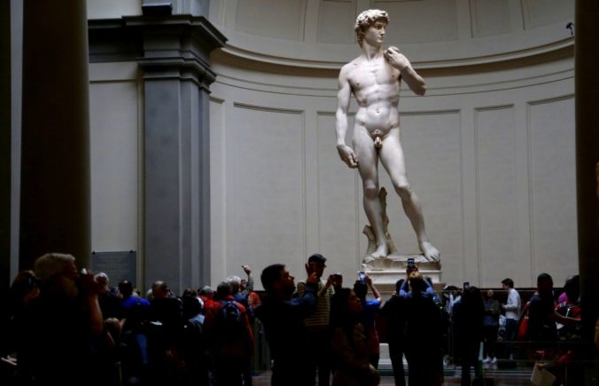 Nahú sochu Michelangelovho Dávida v Petrohrade oblečú