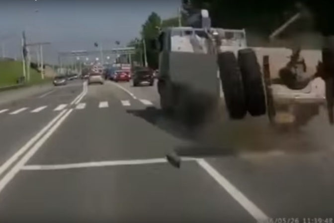 Nakladnemu automobilu sa za jazdy utrhla zadna naprava.png