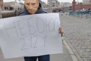 Rus, čo chodil v maske Putina, požiadal na Ukrajine o azyl