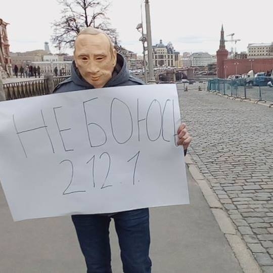 Rus, čo chodil v maske Putina, požiadal na Ukrajine o azyl