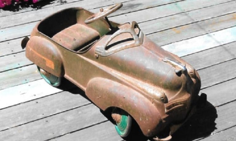 Šikovný muž zrenovoval autíčko z roku 1940 a vyzerá úžasne