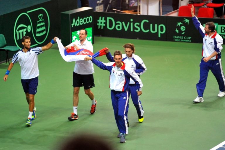 Slovenskí tenisti zabojujú o elitu Davis Cupu na tráve