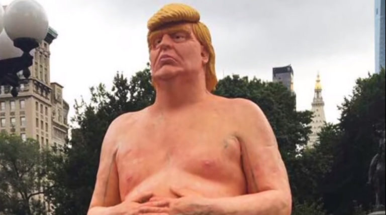 V New Yorku sa objavil nahý Donald Trump