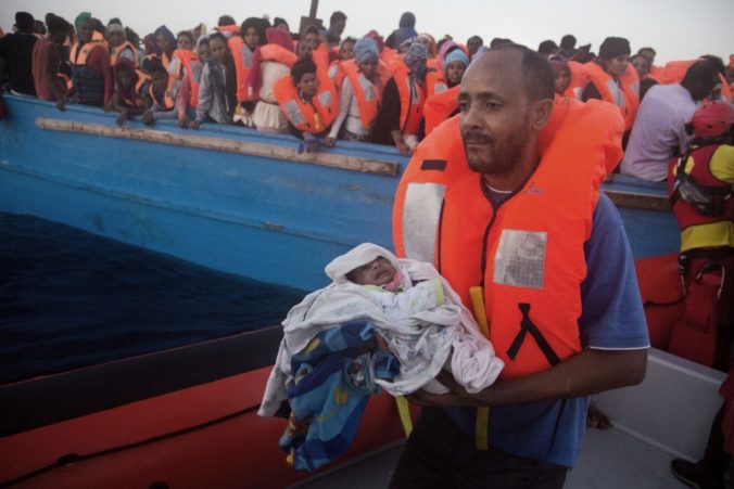 V Stredozemnom mori zachránili za 48 hodín 10 000 migrantov