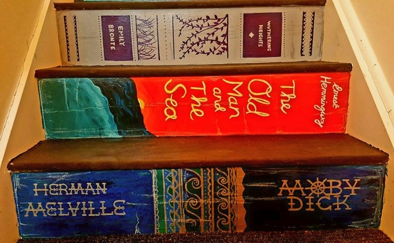 Žena namaľovala schody a vyzerajú ako knižnica. Geniálne!