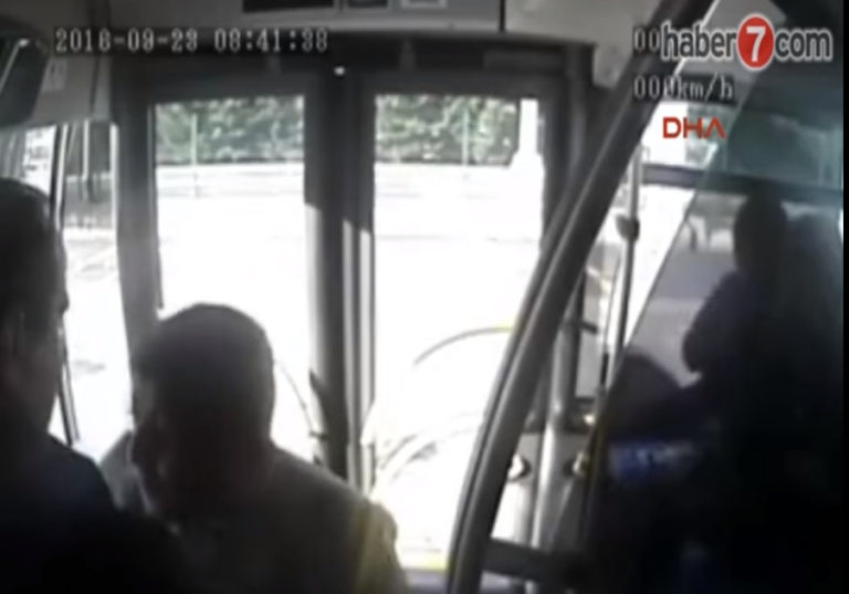 Cestujúci napadol dáždnikom vodiča autobusu, spôsobil nehodu