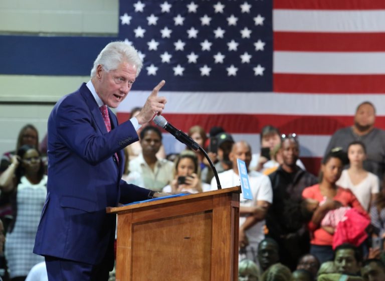Chorú Clintonovú v kampani dočasne zastúpi jej manžel Bill