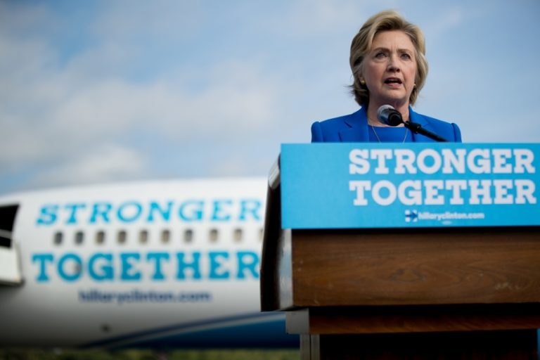 Clintonová: USA by mali zabiť vodcu Islamského štátu