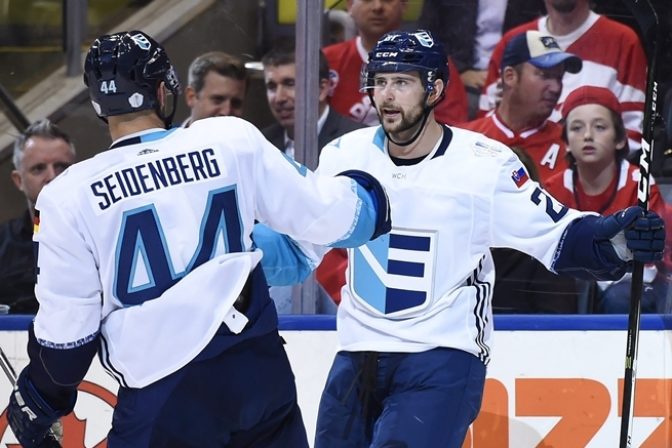 Dennis Seidenberg a Tomáš Tatar