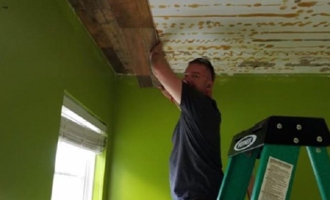 Muž chcel prerobiť doma strop. A takto sa mu to podarilo.