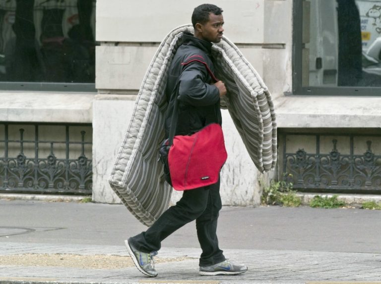 Paríž otvorí nové utečenecké tábory, chce pomôcť migrantom