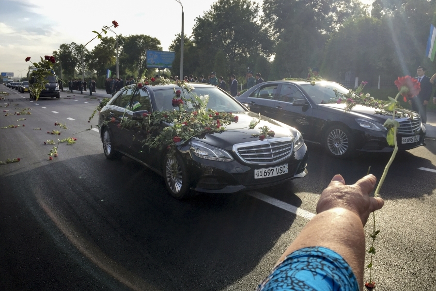 S prezidentom Karimovom sa prišli rozlúčiť tisíce ľudí