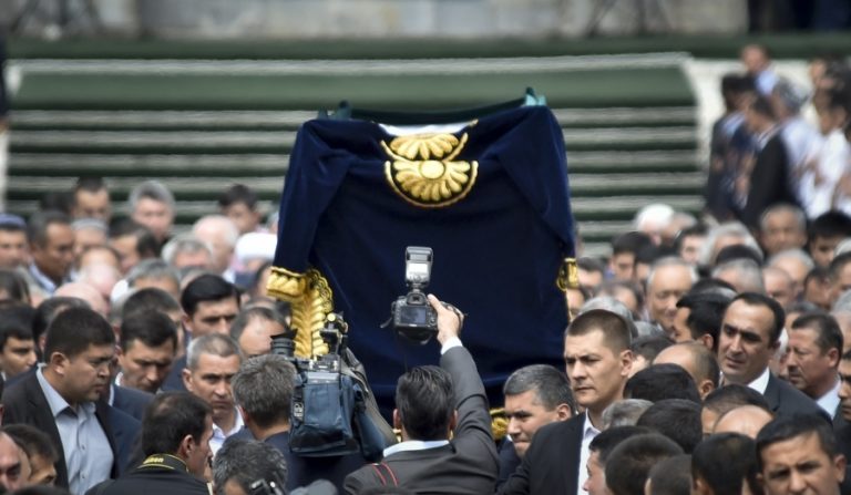 S prezidentom Karimovom sa prišli rozlúčiť tisíce ľudí