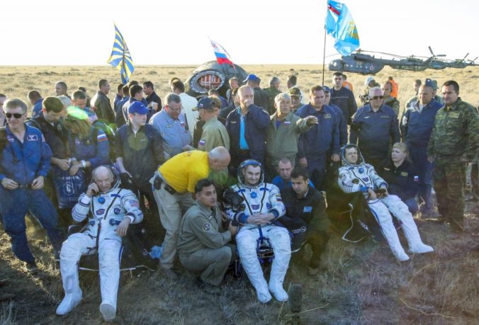 Traja členovia posádky ISS sa vrátili šťastne na Zem