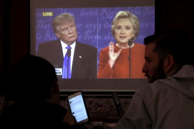 Trump a Clintonová sa stretli v prvom televíznom dueli