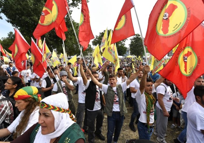 V Nemecku protestovali proti Erdoganovi desaťtisíce Kurdov