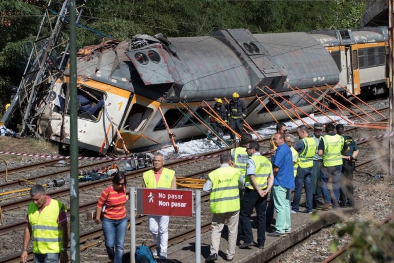 V Španielsku sa vykoľajil vlak, zomreli štyria ľudia