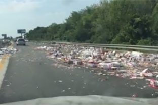 Video: Diaľnicu pred Bratislavou zasypali Kinder vajíčka