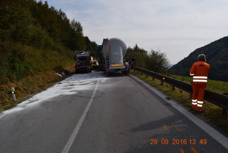Vodič Seatu Leon neprežil čelnú zrážku s kamiónom