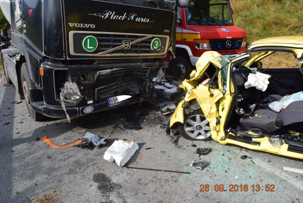 Vodič Seatu Leon neprežil čelnú zrážku s kamiónom