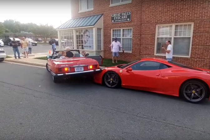 Vodicka v starom mercedese nacuvala do ferrari.png