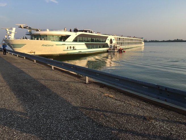 Výletná loď narazila do brehu Dunaja