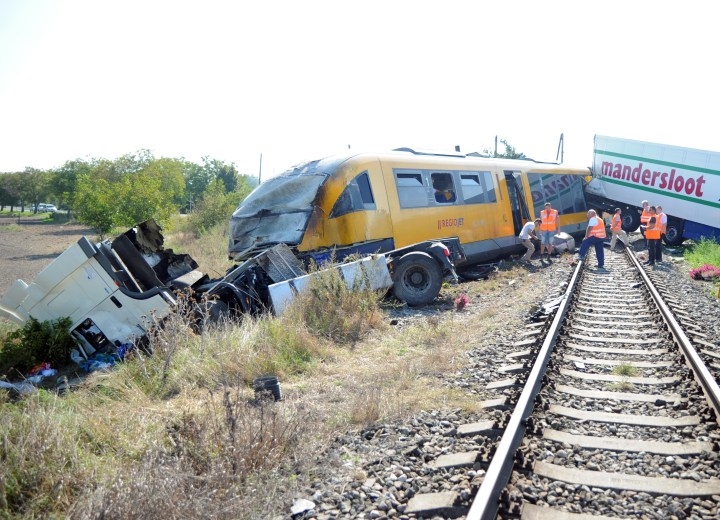 Zrážka vlaku s kamiónom pri Veľkom Mederi
