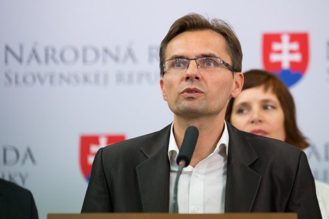 OPOZÍCIA: TK k protestu pred budovou Bonaparte